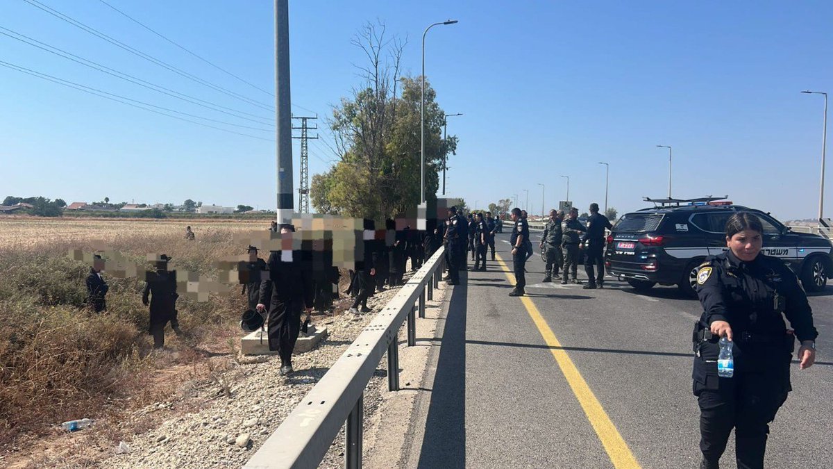 shilofreid's tweet image. צעירים חרדים מנסים לחסום את כביש 40 סמוך לקריית גת; כחלק מהמחאה על 3 העריקים.
המשטרה מנסה להדוף אותם לשוליים. 3 נעצרו.