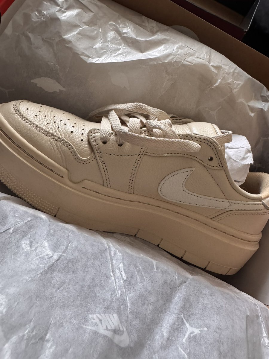 DayWalkerEm1's tweet image. Kids got me some trainers I actually got 3 pairs lol 😂
