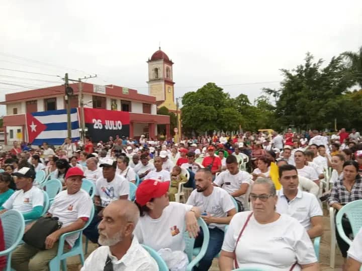 SalvadorVM (@salvadorvaldesm) on Twitter photo Temprano en la mañana de hoy participo junto al pueblo de #NuevaPaz en el acto de la provincia de #Mayabeque por el 26 de julio, Día de la Rebeldia Nacional.
#CubaEstáFirme
<a href="/DiazCanelB/">Miguel Díaz-Canel Bermúdez</a>
<a href="/CubaMINREX/">Cancillería de Cuba</a>
<a href="/PartidoPCC/">Partido Comunista de Cuba</a>
<a href="/PresidenciaCuba/">Presidencia Cuba 🇨🇺</a> Temprano en la mañana de hoy participo junto al pueblo de #NuevaPaz en el acto de la provincia de #Mayabeque por el 26 de julio, Día de la Rebeldia Nacional.
#CubaEstáFirme
<a href="/DiazCanelB/">Miguel Díaz-Canel Bermúdez</a>
<a href="/CubaMINREX/">Cancillería de Cuba</a>
<a href="/PartidoPCC/">Partido Comunista de Cuba</a>
<a href="/PresidenciaCuba/">Presidencia Cuba 🇨🇺</a>