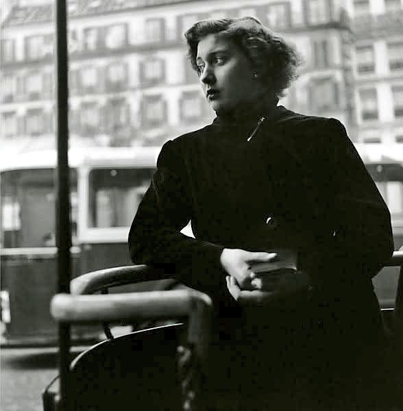 ParisAMDParis's tweet image. 馃摲 Jules Aarons.
Jeune femme sur la plate-forme du bus
c.1953. Paris