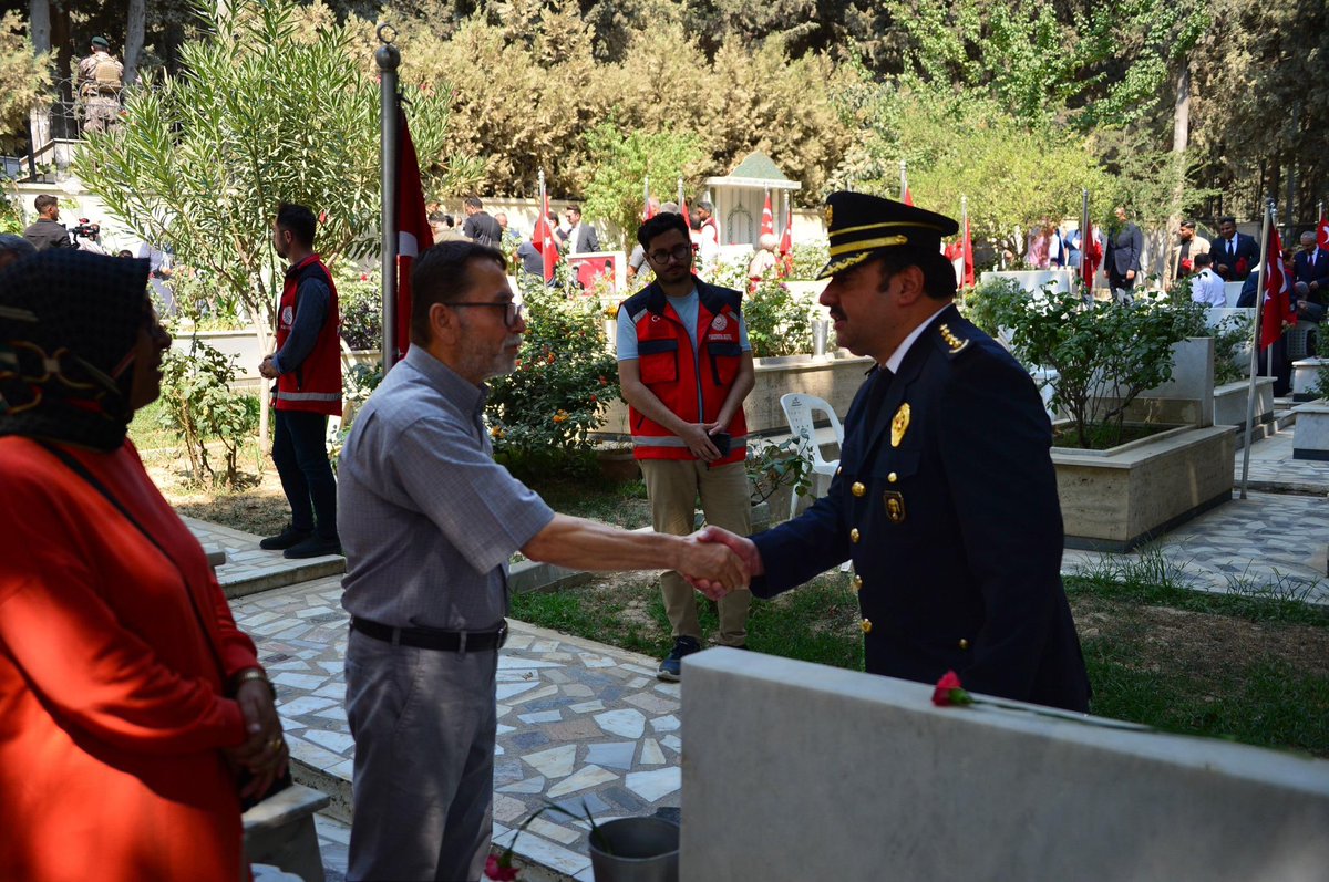 Valimiz Sayın Mustafa MASATLI, İl Emniyet Müdürümüz Sayın Kadir GÖKCE ve Protokol üyeleri Hatay’ın Ana vatana Katılışının 86. Yıl dönümü vesilesiyle şehitlikte düzenlenen programa katıldılar. Kuran tilavetinin ardından Aziz şehitlerimizin kabirlerine karanfiller bırakıldı.