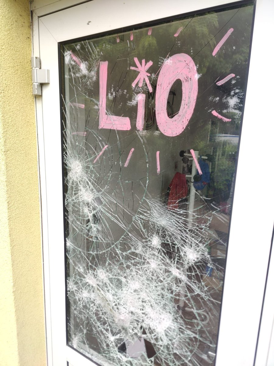 __maxnum__'s tweet image. Ich bin zutiefst erschüttert. Das LiO Merseburg wurde angegriffen. Ein freizugänglicher Raum für selbstorganisierte Gruppen. Ein Raum, den auch wir als „die Kante“ immer wieder nutzen. Dieser Raum wurde jetzt Opfer eines feigen Angriffes. Meine volle Solidarität!