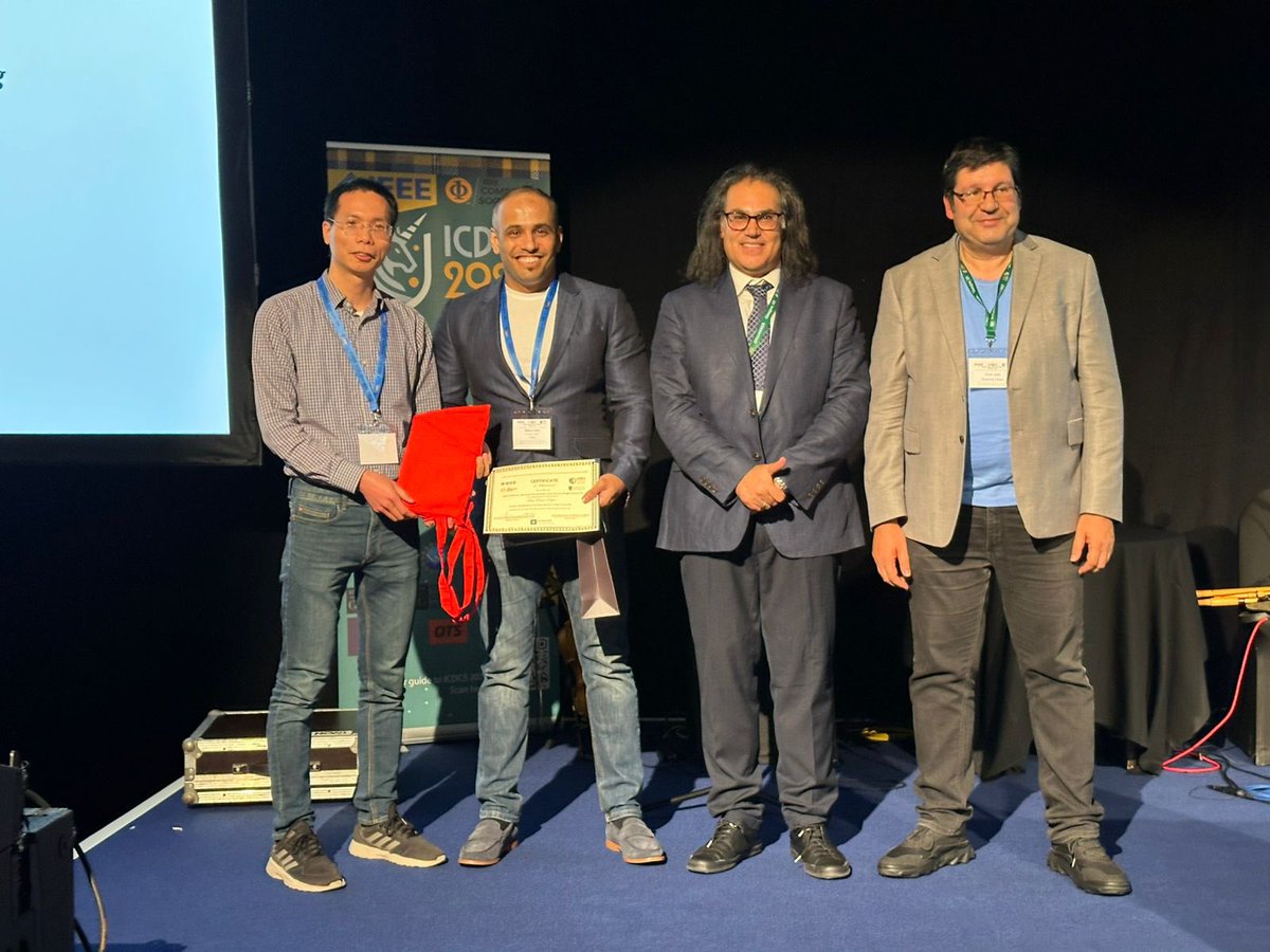 تهنئة   |

نبارك لابن #الزلفي
الرائد المهندس صالح بن عبدالله الفهد
فوزه في جائزة أفضل نشر علمي في مؤتمر ICDCS 2025، بعنوان: 
“Gradient Bandit Experts for Node Selection in Edge Computing”
وهو مؤتمر مصنّف عالميًا (A-ranking) في مجال الذكاء الاصطناعي والحوسبة الموزعة.