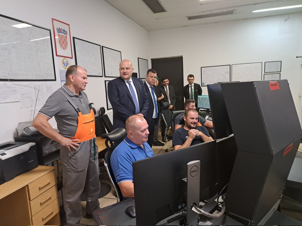 Ante Šušnjar (@susnjar_a) on Twitter photo Posjetio sam #Petrokemija u Kutini, važno strateško poduzeće za 🇭🇷 gospodarstvo.
<a href="/VladaRH/">Vlada Republike Hrvatske</a> osigurala je sudjelovanje u upravljačkim tijelima kako bismo zaštitili nacionalne interese i podržali razvoj tvrtke. Posjetio sam #Petrokemija u Kutini, važno strateško poduzeće za 🇭🇷 gospodarstvo.
<a href="/VladaRH/">Vlada Republike Hrvatske</a> osigurala je sudjelovanje u upravljačkim tijelima kako bismo zaštitili nacionalne interese i podržali razvoj tvrtke.
