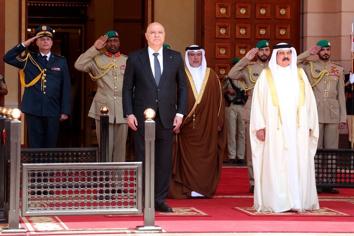 LBpresidency's tweet image. ملك البحرين، حمد بن عيسى آل خليفة خلال لقائه الرئيس عون: نُعلن بكل اعتزاز عن قرارنا بإقامة بعثة دبلوماسية بحرينية دائمة في بيروت، متطلعين إلى أن تكون هذه المباحثات محطة جديدة لتعاون ثنائي مثمر في شتى المجالات ذات الاهتمام المشترك.
* الرئيس عون لملك البحرين:
- نشكركم جلالة الملك…