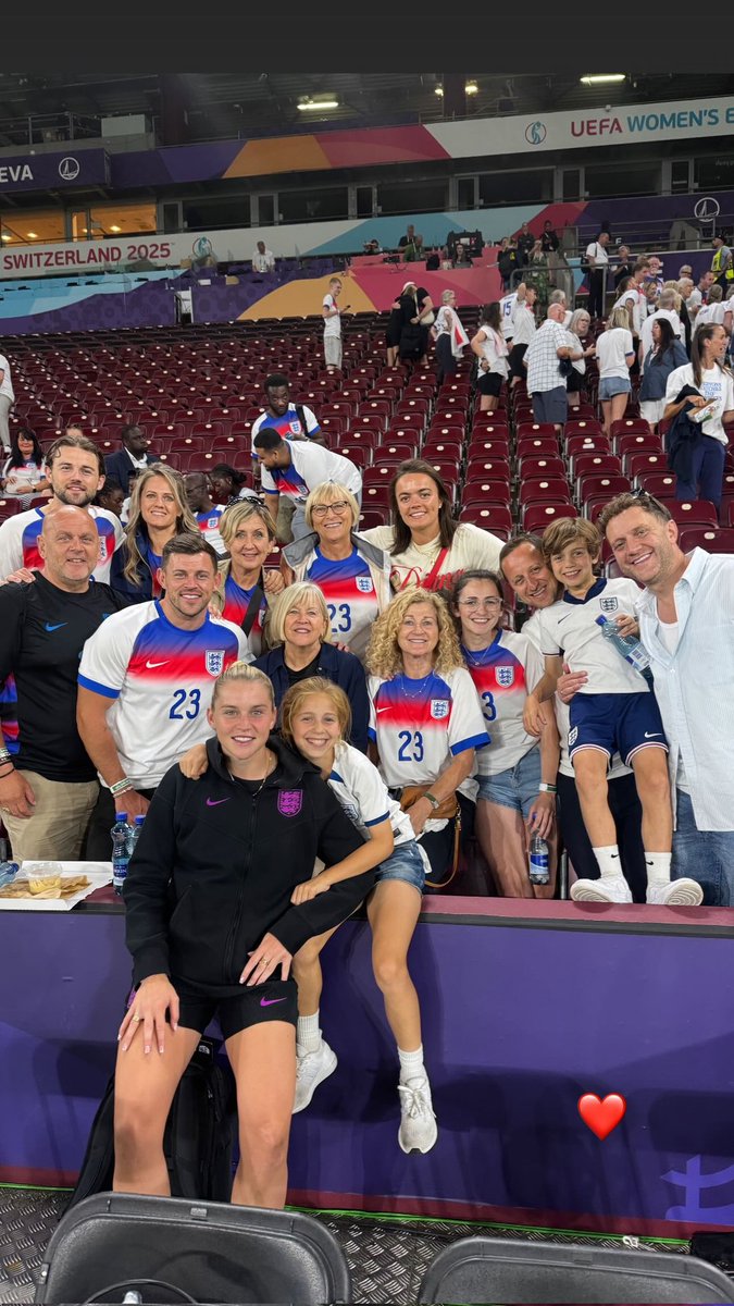 Mariano73178345's tweet image. Alessia Russo with family and friends at the end of the match after reaching the Euro final 📸🏟🫶🫂🥹🥰❤️