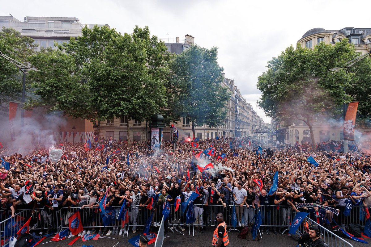 Peu importe ce que vs faites aujourd'hui, travail, vacances,... si vs êtes supporters du PSG vs faites cela en tant que Champion d'Europe et cela ça n'a pas de prix ❤️💙