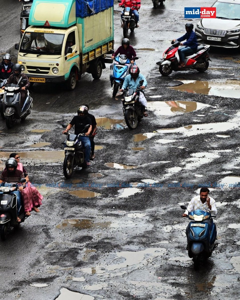 MihirkJha's tweet image. This is Mumbai, this is the situation of almost every Asphalt Road in the city, with no Footpath, imagine walking through this maze
#MumbaiRains