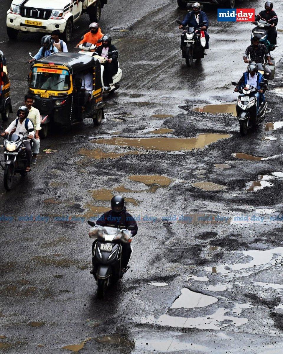 MihirkJha's tweet image. This is Mumbai, this is the situation of almost every Asphalt Road in the city, with no Footpath, imagine walking through this maze
#MumbaiRains