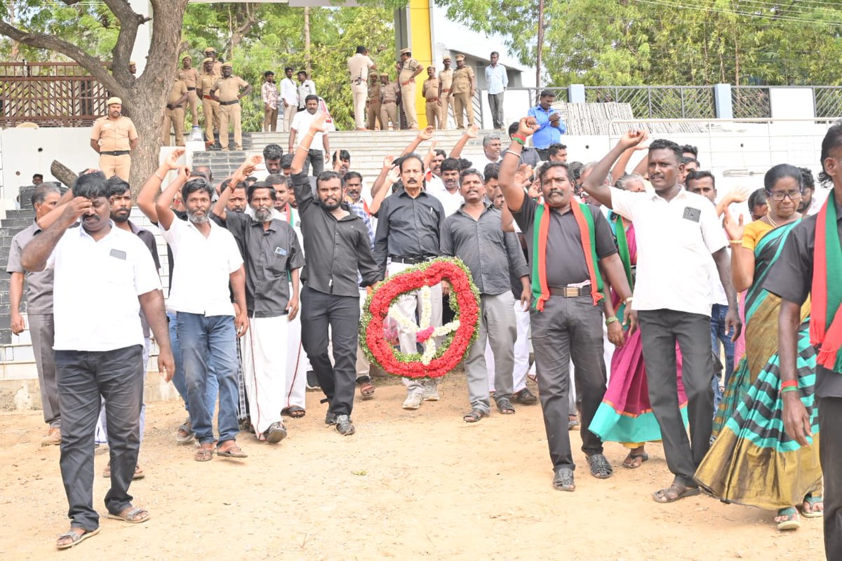 DrKrishnasamy's tweet photo. தேயிலை தோட்டத் தொழிலாளர்களின் உரிமைகளுக்காக போராடி உயிர்நீத்த 17 போராளிகளின் 26-ஆம் ஆண்டு நினைவு நாளை முன்னிட்டு தாமிரபரணி ஆற்றில் வீரவணக்கம் செலுத்திய போது.
#தாமிரபரணி_படுகொலை https://t.co/FKmrmeqqns