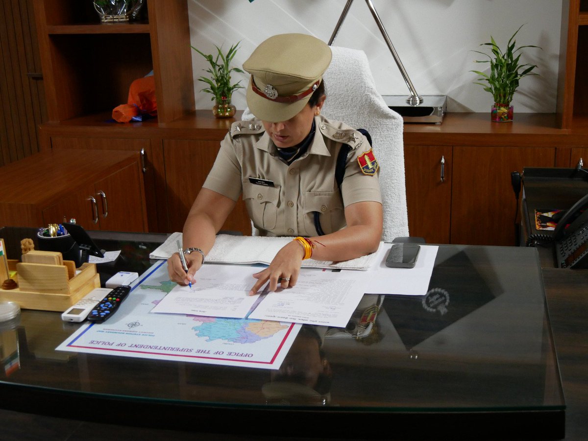 Didwanapolice's tweet photo. #DidwanaKuchamanPolice | #SPOfficeDidwana
*श्रीमती ऋचा तोमर (IPS)* ने पुलिस अधीक्षक, *डीडवाना-कुचामन* के पद पर कार्यभार ग्रहण किया।
*राजस्थान पुलिस की प्राथमिकताओं को ज़मीन पर उतारना रहेगा मुख्य लक्ष्य।
स्ट्रीट क्राइम की रोकथाम
महिलाओं व बच्चों के विरुद्ध अपराध पर सख्त कार्रवाई। https://t.co/9Pv1pU257G