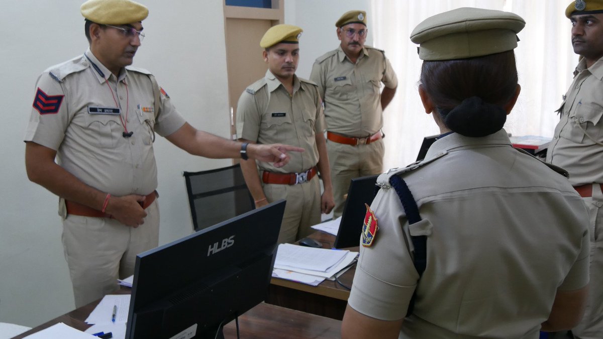 Didwanapolice's tweet photo. #DidwanaKuchamanPolice | #SPOfficeDidwana
*श्रीमती ऋचा तोमर (IPS)* ने पुलिस अधीक्षक, *डीडवाना-कुचामन* के पद पर कार्यभार ग्रहण किया।
*राजस्थान पुलिस की प्राथमिकताओं को ज़मीन पर उतारना रहेगा मुख्य लक्ष्य।
स्ट्रीट क्राइम की रोकथाम
महिलाओं व बच्चों के विरुद्ध अपराध पर सख्त कार्रवाई। https://t.co/9Pv1pU257G