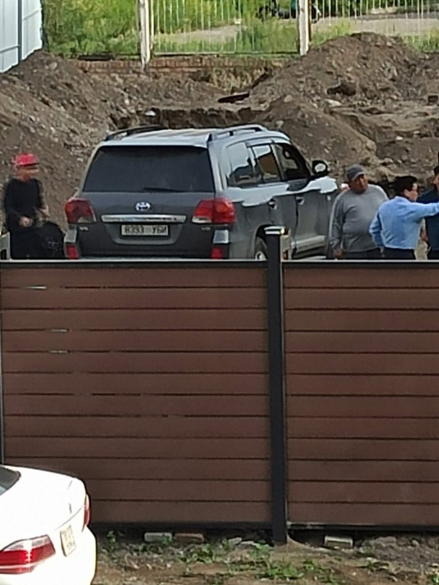 Соёлын сайдын анхааралд‼️
Богд хааны зуны ордоны газрыг ухаад эхэлжээ. Хайстайн ба Сэрүүн лавиран гэдэг УБ т үлдсэн цөөн дурсгалт газар. Уг нь Ерөнхийлөгчийн зарлигаар "Өв соёлын дурсгалт  газар" гэж хашаа барьсан юм. Гэтэл хашааг нь нураагаад ингээд ухаад эхэллээ
<a href="/UndramChinbat/">Чинбатын Ундрам</a>