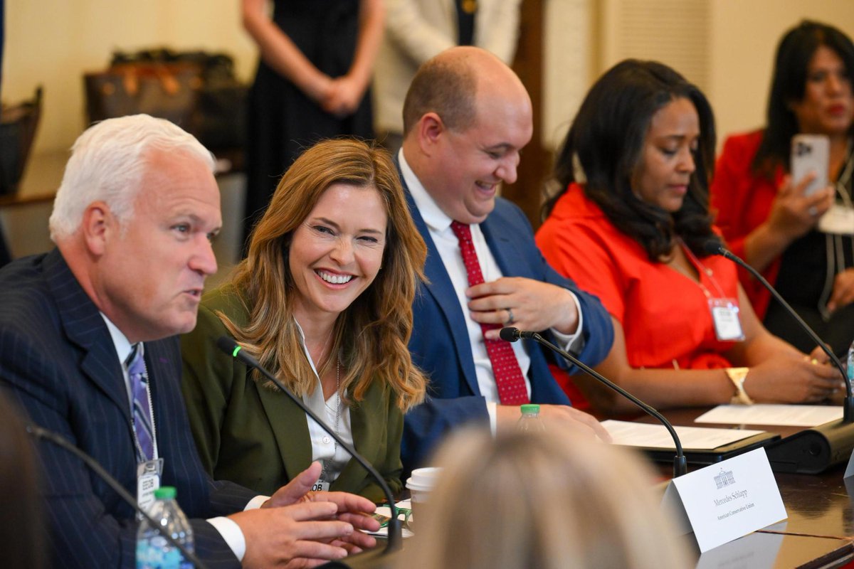 mercedesschlapp's tweet image. I was honored to be part of a roundtable with our coalition partners and the Trump administration officials focused on ending human trafficking and protecting our children.
The discussion ensured victims took center stage, sharing firsthand lessons about what’s working and what…
