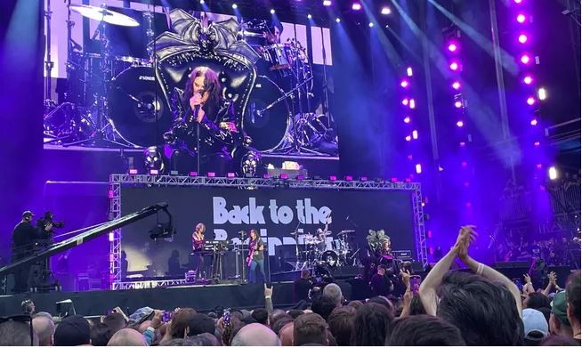 Jane Brown (@janebrownnews) on Twitter photo "He was the template for heavy rock." Tributes pour in for the legendary Ozzy Osbourne who performed recently with Black Sabbath to raise money for Parkinson's which he was diagnosed with in 2020. <a href="/Zoomer/">Zoomer Magazine</a>
zoomerradio.ca/news/2025/07/2… "He was the template for heavy rock." Tributes pour in for the legendary Ozzy Osbourne who performed recently with Black Sabbath to raise money for Parkinson's which he was diagnosed with in 2020. <a href="/Zoomer/">Zoomer Magazine</a>
zoomerradio.ca/news/2025/07/2…