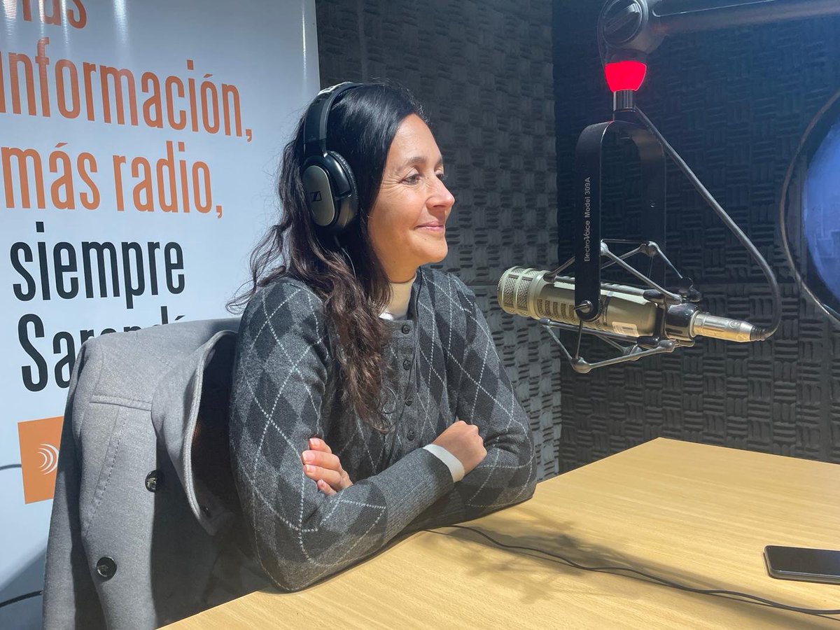 Sarandí 690 (@radiosarandi690) on Twitter photo #Ahora En Las Cosas en su Sitio recibimos a la diputada de Identidad Soberana Nicolle Salle.
<a href="/darokneubu/">Daro Kneubuhler</a> <a href="/josepepesena/">José Sena</a> <a href="/PaulaBarquet/">Paula Barquet</a> <a href="/Fedeanfitti1/">Fede Anfitti</a>
Escuchá en vivo:
youtube.com/watch?v=79n-_n… #Ahora En Las Cosas en su Sitio recibimos a la diputada de Identidad Soberana Nicolle Salle.
<a href="/darokneubu/">Daro Kneubuhler</a> <a href="/josepepesena/">José Sena</a> <a href="/PaulaBarquet/">Paula Barquet</a> <a href="/Fedeanfitti1/">Fede Anfitti</a>
Escuchá en vivo:
youtube.com/watch?v=79n-_n…