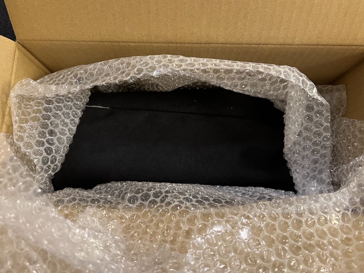 nas_oak's tweet image. レンタルレンズをホテルで受け取ったんですがまさか普通の紙ダンボール箱にプチプチ1枚と謎の布袋で届くとは思わなくてびっくりした、大丈夫なの…?一応30万近くするレンズなのに…🫨レンズ、袋に納まってないし…w