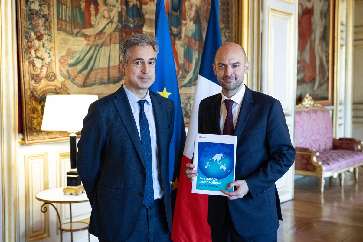 francediplo_EN's tweet image. Ambassador @MarcAbensour submitted the updated version of 🇫🇷’s #IndoPacific strategy to @jnbarrot on Friday 18 July.
➡️The Minister commended the work done among ministries
➡️A reference document highlighting the projects conducted and setting the course for the coming years