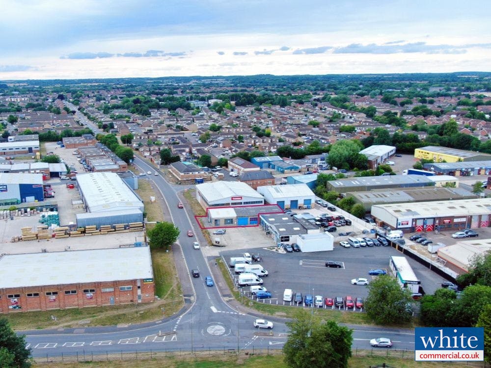 Now Available: 1 Churchill Road, Bicester - 5,171 sq ft modern end terrace retail showroom for lease. #Bicester #ToLet #Industrial #TradeCounter #Retail #WhiteCommercial whitecommercial.search-prop.com/properties/316…