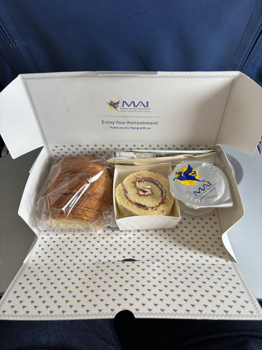 GoldenRock007's tweet photo. BKK→RGN

ミャンマー国際航空🇲🇲でヤンゴンへ。
飛行機に乗った途端ミャンマーを感じる…子供連れの大家族の配慮から席移動。
やっぱりレガシーキャリアはいいな〜
スムーズにヤンゴンに到着。
おじさんの言い値でタクシーでホテルへ
K 27,000。夜はAtlasへ行ったが雨で閉店…向かいのActive Barへ🍻 https://t.co/YKoJ5qoA6U