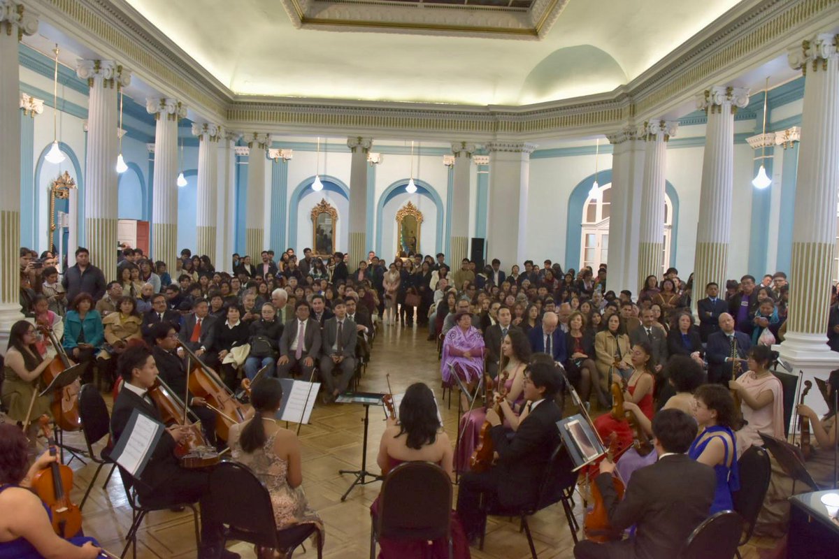 CelindaBolivia's tweet photo. Con un emotivo concierto de Violín y Orquesta de Música Boliviana, celebramos en la Cancillería el Bicentenario de nuestra emancipación. Cada nota de la  Orquesta Sinfónica de la Universidad Loyola, fue un homenaje a nuestra independencia. ¡Así se canta a la Patria! https://t.co/RJElog908m