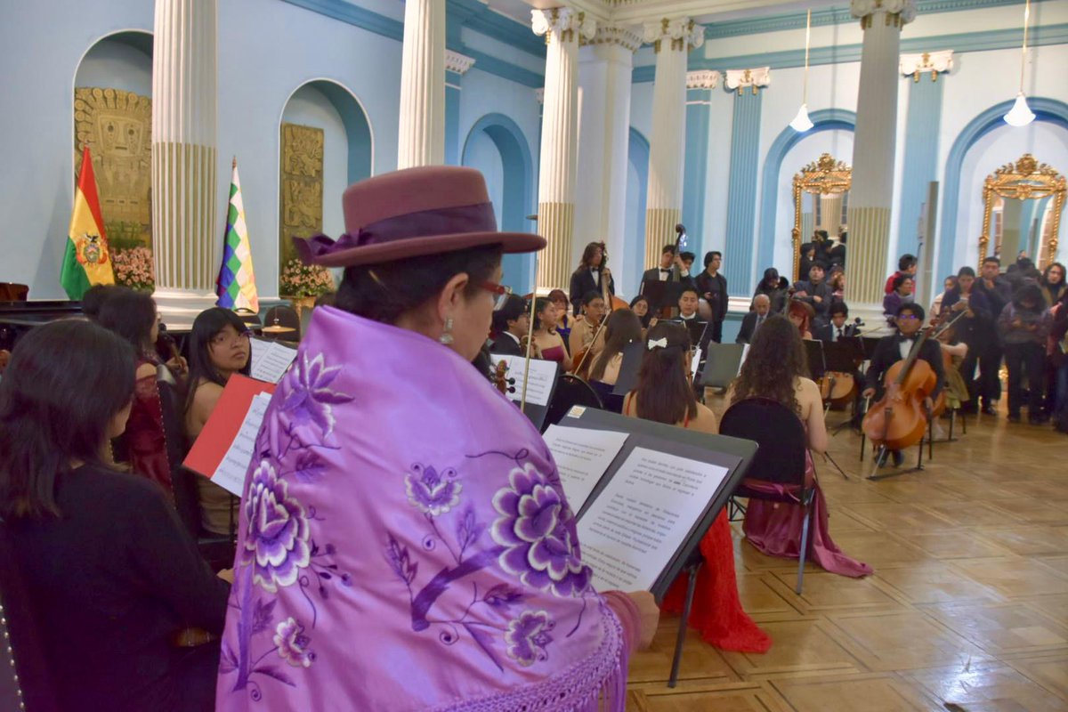 CelindaBolivia's tweet photo. Con un emotivo concierto de Violín y Orquesta de Música Boliviana, celebramos en la Cancillería el Bicentenario de nuestra emancipación. Cada nota de la  Orquesta Sinfónica de la Universidad Loyola, fue un homenaje a nuestra independencia. ¡Así se canta a la Patria! https://t.co/RJElog908m