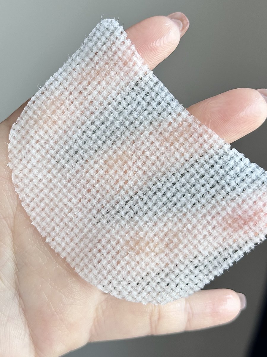 มาถึงงานด่วนอีกหนึ่ง Needly Jelly Pad ใช้ตอนเช้าคือเดอะเบส เป็น pad ที่ทั้งเช็ดและปลุกผิวให้ตื่น วิตามินซีในสูตรนี้ไม่แสบ ไม่กัด ไม่ทำให้ผิวลอก แต่ใช้แล้วหน้ามีออร่าจริงๆ เหมือนเติมแสงให้ผิวจากข้างใน ลูบไปผิวลื่นมาก ไม่สะดุดเลย แล้วลงรองพื้นง่ายขึ้นด้วย

: s.shopee.co.th/5AhdnbJu9W