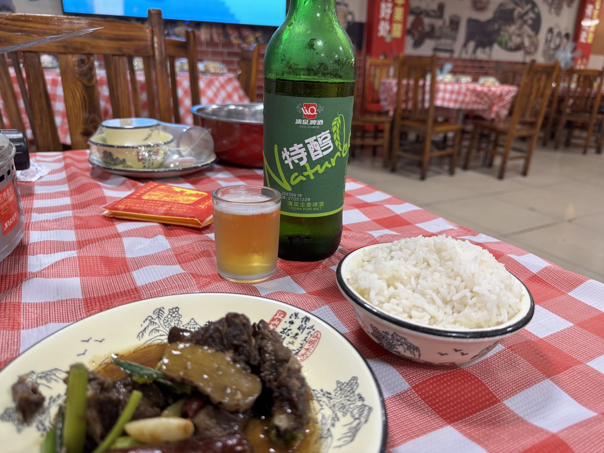 Ch112161's tweet image. 広西は◯肉を食べる文化があり、(◯肉祭りで愛護団体に目をつけられている玉林も広西)
南寧市内に多数の料理店がありました。
生姜で煮込んだ濃い味付けで白米とビールが進みます。
ちなみに、この謎ビールは桂林製だそうで、大瓶3本で10元。
#河内南寧2025