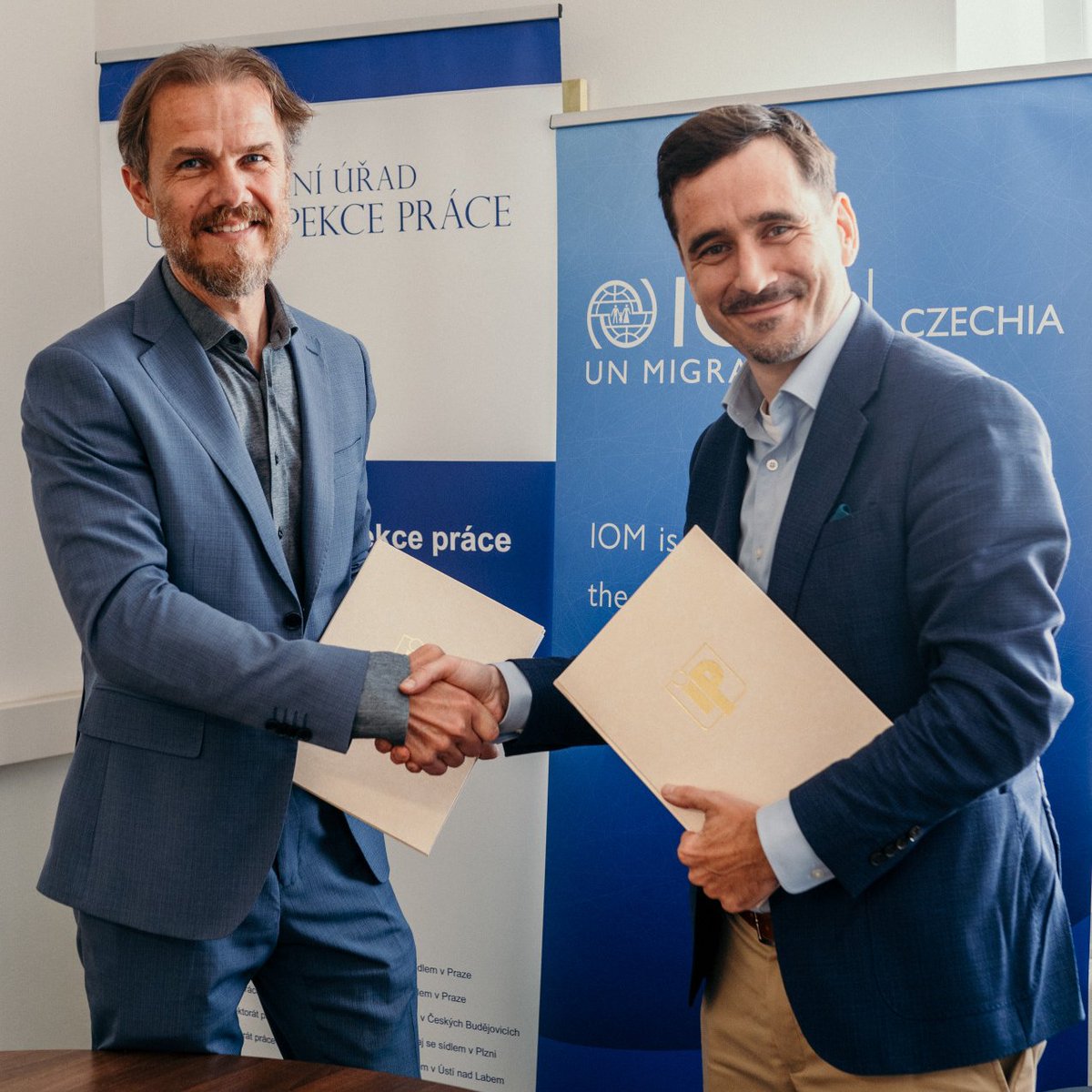 <a href="/Inspekce_prace/">Státní úřad inspekce práce</a> a <a href="/IOMcz/">ihasdpom</a> spojují síly pro lepší ochranu migrujících pracovníků. Společné memorandum přináší terénní mediátory, školení inspektorů a vícejazyčné kampaně. Cílem je férové pracovní prostředí pro všechny. #pracovnípráva #migrace #inspekce #IOM