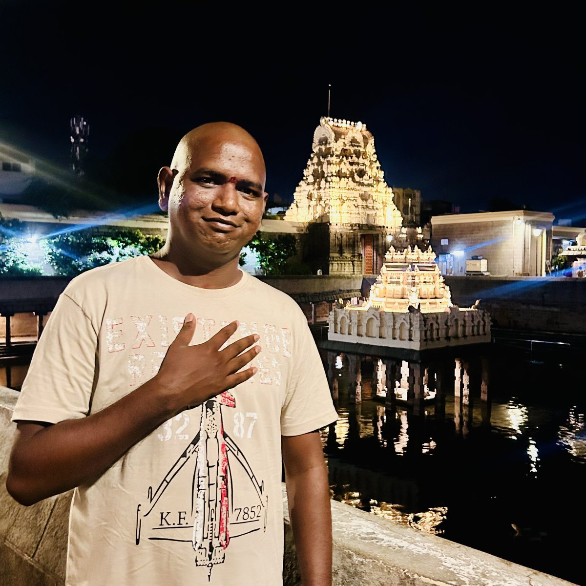 తమిళనాడు కాంచీపురంలో వెలసిన మహా శక్తి “శ్రీ కంచి కామాక్షి అమ్మవారి” మహా దివ్య దర్శన భాగ్యం.🙏

#KanchiKamakshi #KanchiKamakshiTemple #KanchipuramKamakshiTemple