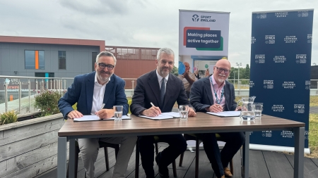 RotherHealth's tweet image. ‼️NEWS‼️
Mayor Oliver Coppard, Sport England CEO Tim Hollingsworth and NHS South Yorkshire's CEO Gavin Boyle have signed the MOU agreement to boost sport and physical activity and improve health outcomes across South Yorkshire.
Read more: ow.ly/ZSjR50WtWaW