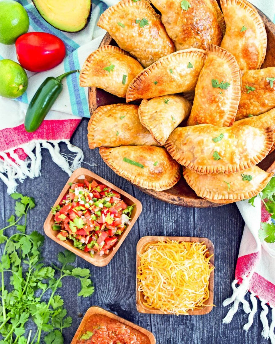 ✨ **BREAKFAST EMPANADAS** 🥟 will wake up your taste buds! ✨ Flaky pastry, eggs,🥚cheese, 🧀 and sausage—all wrapped up &amp; ready  to grab-and-go. 😍
👉 RECIPE: flavormosaic.com/breakfast-empa…