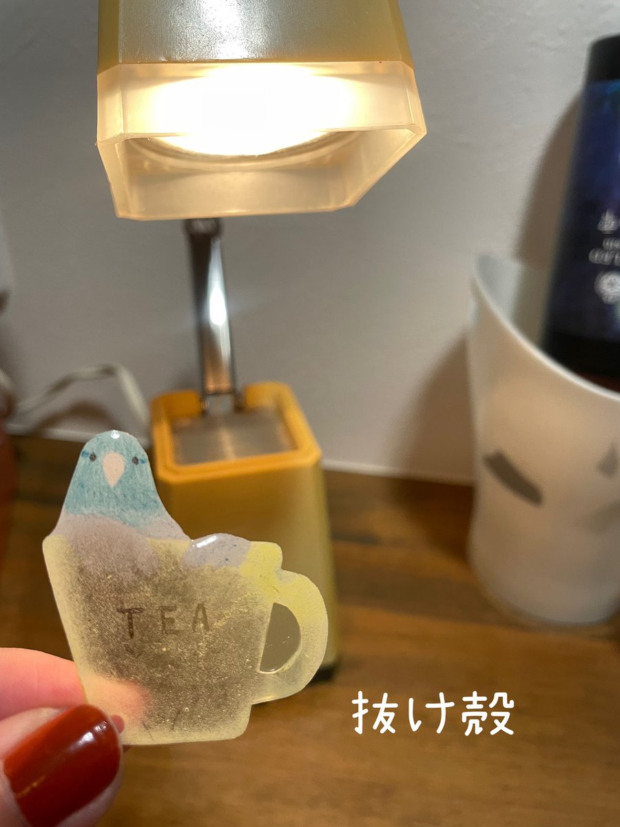 ooo035ooo's tweet image. 『抜け殻』
プラ板にレジン加工をする作業をしていると、たまにレジンが浮いて仕上がる時があります。
その時はカッターの刃を隙間に入れてレジンを剥がすのですが、剥がしたレジンにうっすら着色が乗って抜け殻のようになります。
これはこれで可愛いだけど、使い道はないのでさようなら👋