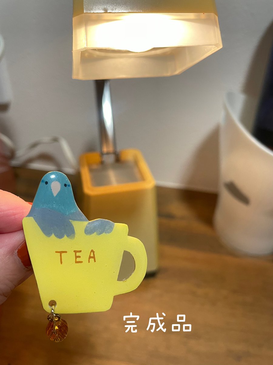ooo035ooo's tweet image. 『抜け殻』
プラ板にレジン加工をする作業をしていると、たまにレジンが浮いて仕上がる時があります。
その時はカッターの刃を隙間に入れてレジンを剥がすのですが、剥がしたレジンにうっすら着色が乗って抜け殻のようになります。
これはこれで可愛いだけど、使い道はないのでさようなら👋