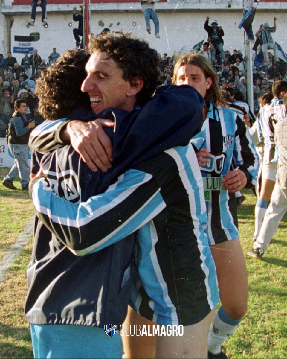 📅 A 25 AÑOS DEL CORDOBAZO 🏟️

Un día como hoy, hace exactamente 25 años, el Club Almagro 🔵⚪⚫ escribió una de las páginas más gloriosas de su historia 📖.
El 23 de julio de 2000, el Tricolor logró el ansiado ascenso a la Primera División 🆙🏆 del fútbol argentino 🇦🇷, tras