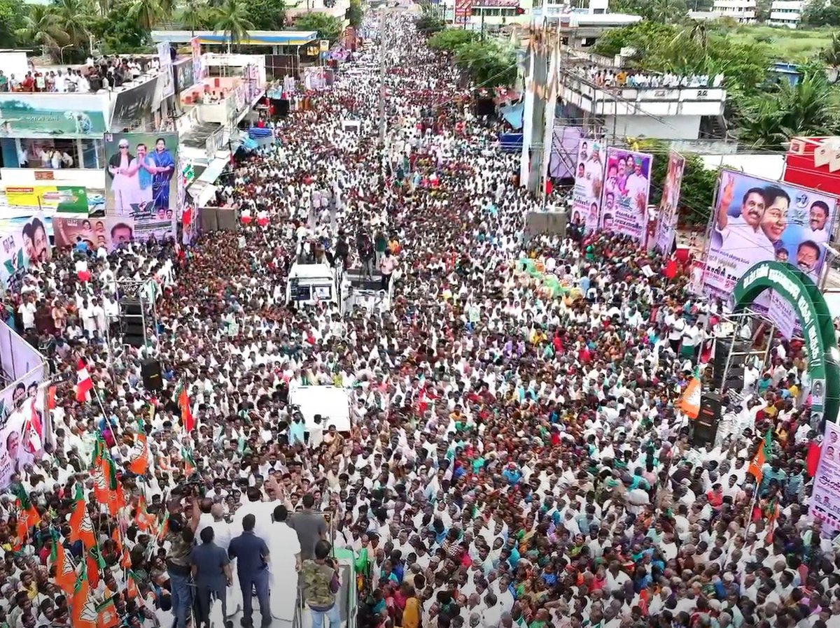 ஒரத்தநாடு சட்டமன்றத் தொகுதியில் மக்களின் வெள்ளத்திற்கு நடுவில் புரட்சித்தமிழர் #எடப்பாடியார் அவர்கள், 

#புரட்சித்தமிழரின்_எழுச்சிப்பயணம் 
#மக்களைக்_காப்போம்
#தமிழகத்தை_மீட்போம்
#EPSFor2026
#ADMK_CBE