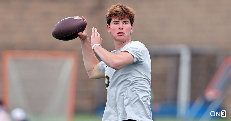 JeremyO_Johnson's tweet image. Georgia made a move and extended an offer to 2027 4⭐️ QB Peter Bourque on Monday. The Bulldogs are a major contender. Bourque dives in on new offer from Georgia. #GoDawgs
Story: on3.com/teams/georgia-…
