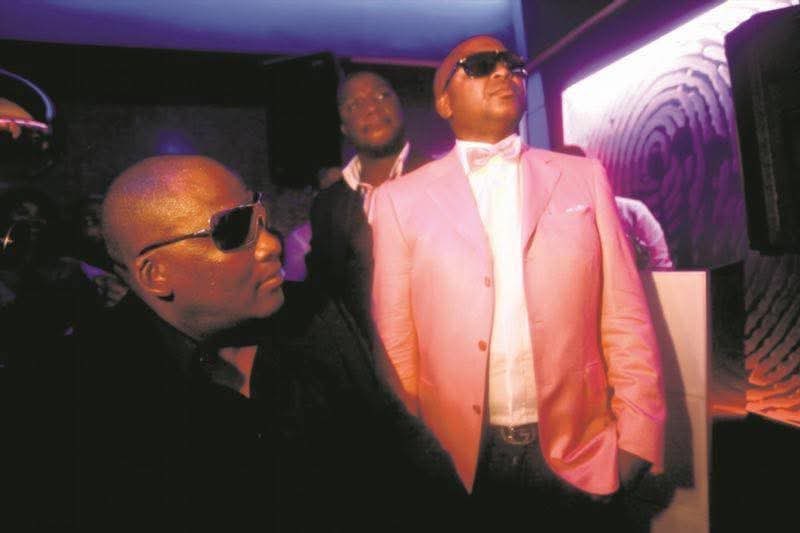MolebatsiTurf's tweet image. When he said "I don't know him" is he saying that because he was wearing sunglasses in doors therefore he could have not seen him despite appearing in the same picture?
