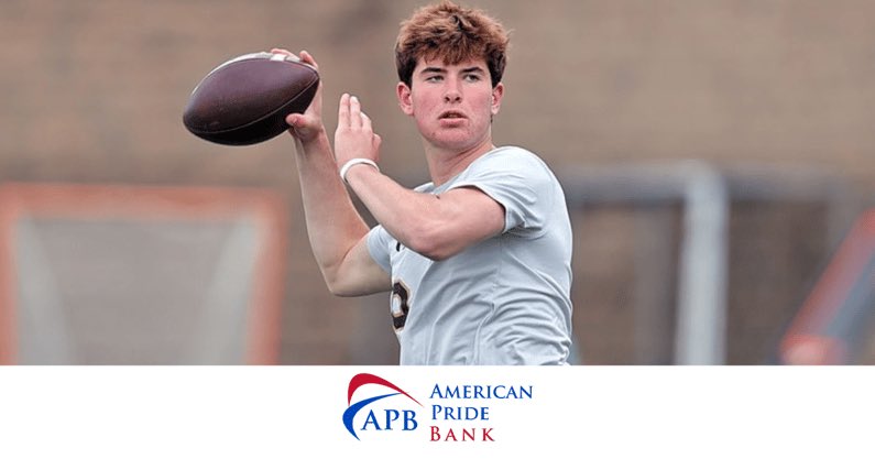 DawgsHQ's tweet image. Georgia made a move and extended an offer to 2027 4⭐️ QB Peter Bourque on Monday. The Bulldogs are a major contender. Bourque dives in on new offer from Georgia. #GoDawgs
Story: on3.com/teams/georgia-…