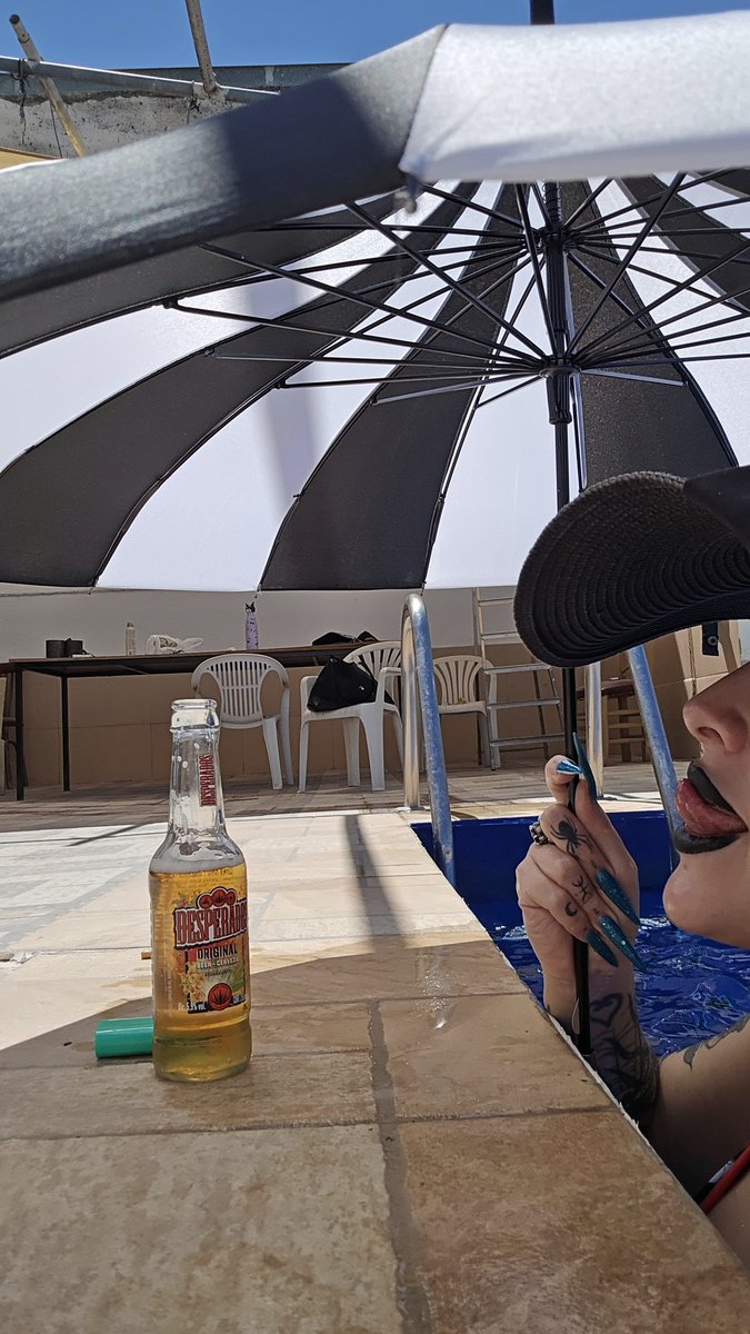 IsaKrueger666's tweet image. El parasol es mi gran amigo.
Amo la piscina y el mar, me encanta estar en remojo pero odio que me de el sol.
