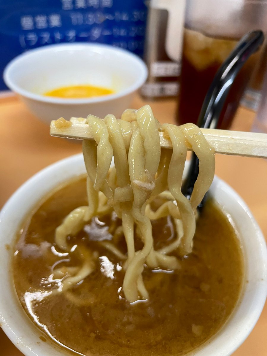 幸手　Akkey🍜
冷やし豚そば大　豚骨スープ 魚粉

行けるタイミングだったので迷わず🚗
皆さんが絶賛する冷豚🧊
そして、卵と味アブラと豚骨スープと魚粉で魔法陣完成🎤🎵

そのままでもバリうま👍
そこに4種のオプションを駆使すれば味の可能性♾️
大盛でも麺が足りません‼️

もう1回もう1回😋
