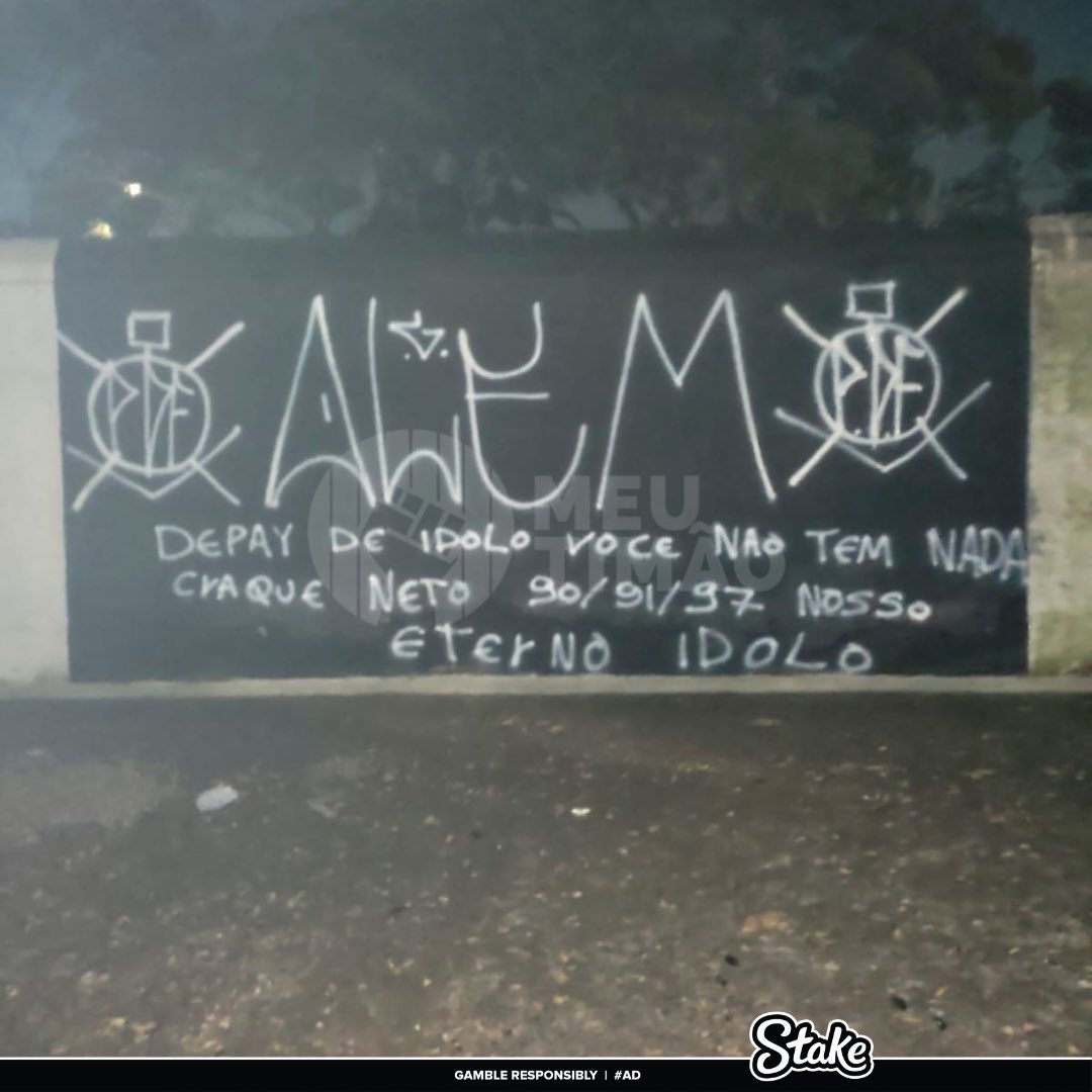 DataFutebol's tweet image. Protesto da torcida do Corinthians nos muros do Parque São Jorge, sede do Corinthians.
“Depay, de ídolo você não tem nada. Craque Neto, 90/91/97, nosso eterno ídolo.”
No protesto, além da comparação entre Memphis Depay e Neto, frases como “fora, Depay” e “salário em dia,…