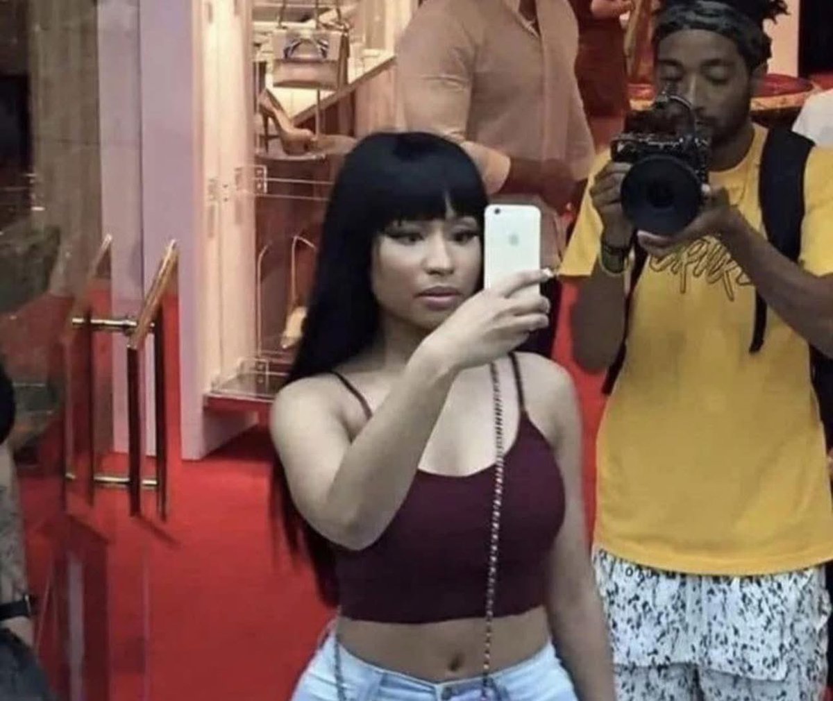 __Poisonivyyy's tweet image. Me vlogging random parts of my day & never posting any of it
