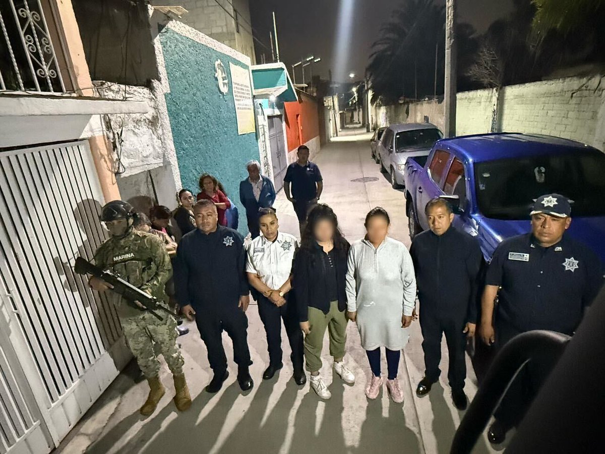 Kamila, una menor de 15 años de edad, fue víctima de secuestro virtual en #Ecatepec, #Edomex. Tras la denuncia de su familia, y al emitirse una ficha de localización, personal de la Marina montó un operativo que permitió ubicar a la víctima en una plaza comercial de Coacalco.

La