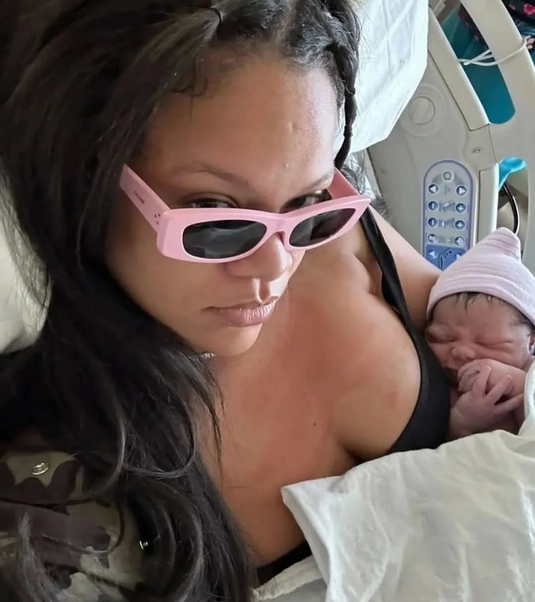 DonaldMakhasane's tweet image. IT IS A BIG DAY ๐๐๐
Rihanna just gave birth to her fifth child out of wedlock ๐ฅ๐ฅ๐ฅ