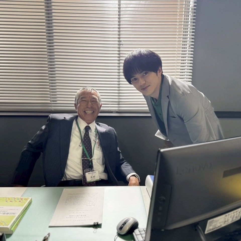 ashitawa_motto's tweet image. ⋰
第𝟯話オフショット🌱
⋱
じょーさんが児童福祉司だった頃の
回想シーンにて📷ˎˊ˗
ドンケツ風💨からの
にっこりじょーさんと☺️✨
さわやかスマイル蔵田さんでパシャリ🤳
🔗TVer
tver.jp/episodes/epr2x…
……
📢【第4話】7/28(月)よる9時
#明日はもっといい日になる
#林遣都 #柳葉敏郎