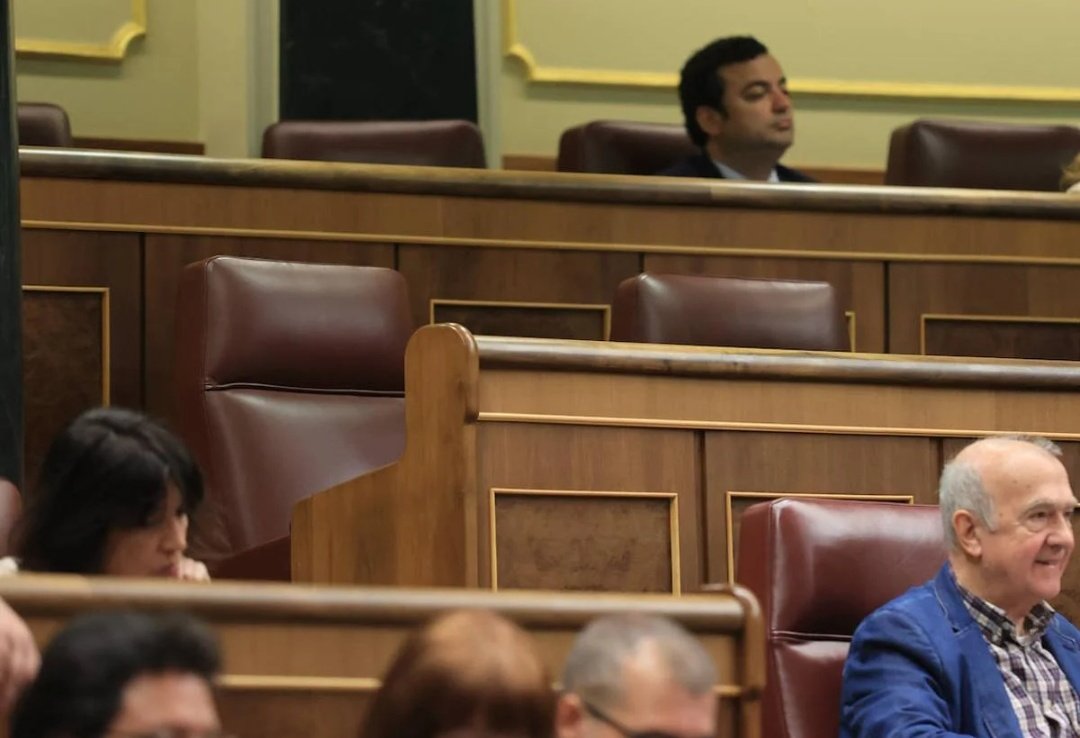 MarBalCas's tweet image. Vosotros no lo veis porque sois fachas, pero ahí está sentado José Luis Ábalos trabajando.
