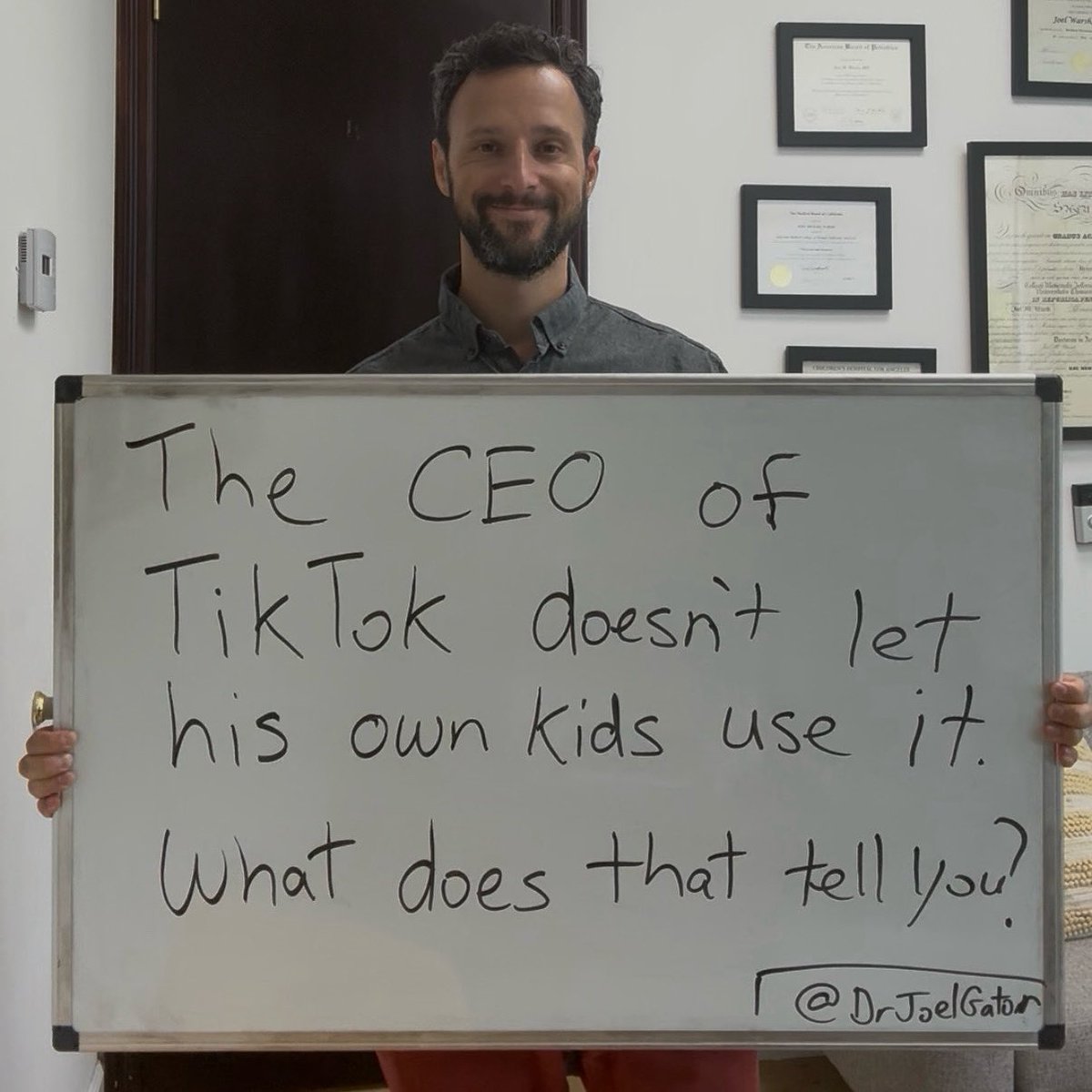 DrJoelGator's tweet image. If the CEO of TikTok doesn’t allow his own kids to use the app… maybe we should pause and ask why.
It’s not just about screen time—it’s about dopamine hijacking, attention fragmentation, social comparison, exposure to toxic content, and addictive design engineered to keep us…