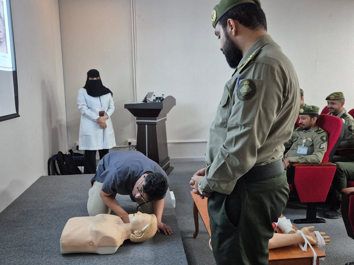 e1__sgh's tweet photo. في إطار الجهود المستمرة لتعزيز الصحة المجتمعية نفّذ مستشفى سلوى العام أحد مكونات تجمع الشرقية الصحي بالتعاون مع هئية الهلال الاحمر ورشة عمل عن الإسعافات الأولية ضمن برنامج“المستجيب الأول"والتي تهدف الى رفع وعي الموظفين من جميع القطاعات الحكومية وتدريبهم للاستجابة السريعة https://t.co/KbAMRLf9nX