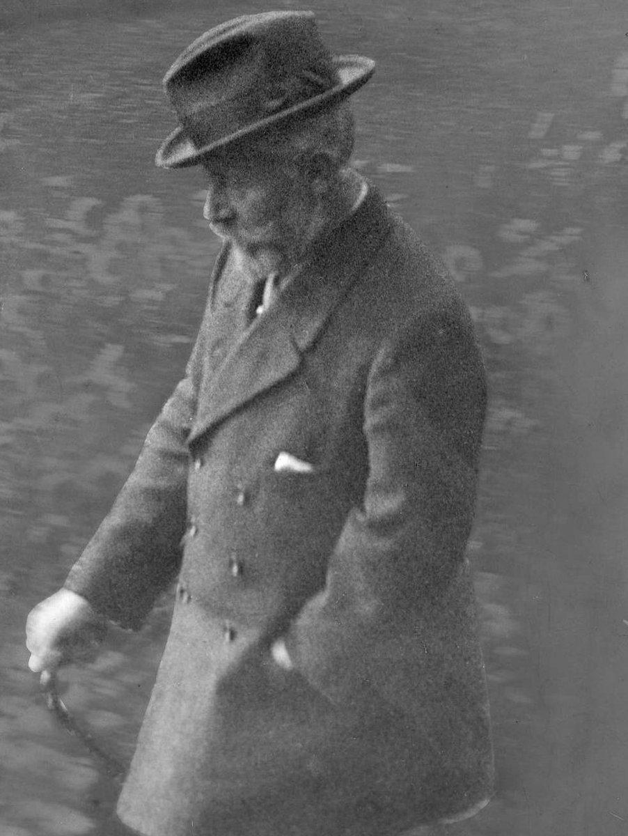 OnsErfdeel's tweet image. De in ballingschap naar Nederland uitgeweken Duitse keizer Wilhelm II wandelt door de tuin van Kasteel Amerongen, 1919
